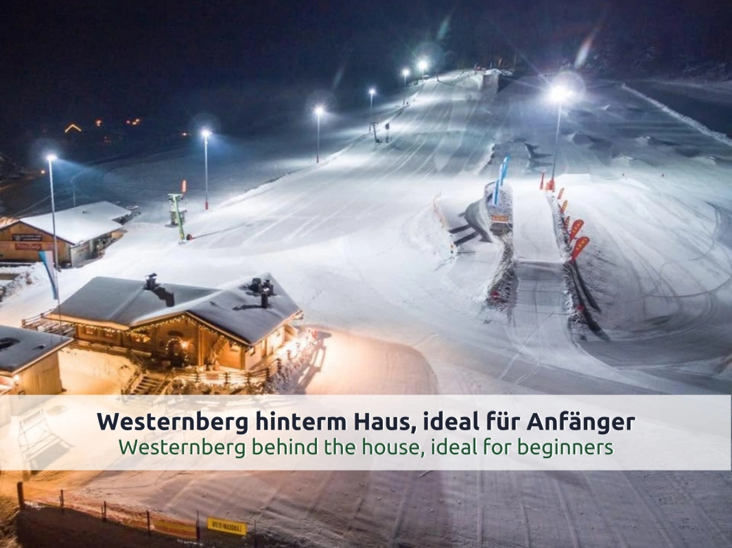08 Westernberglift in Ruhpolding bei Nacht: beleuchtete Übungspiste mit Schlepplift direkt hinter dem Ferienhaus