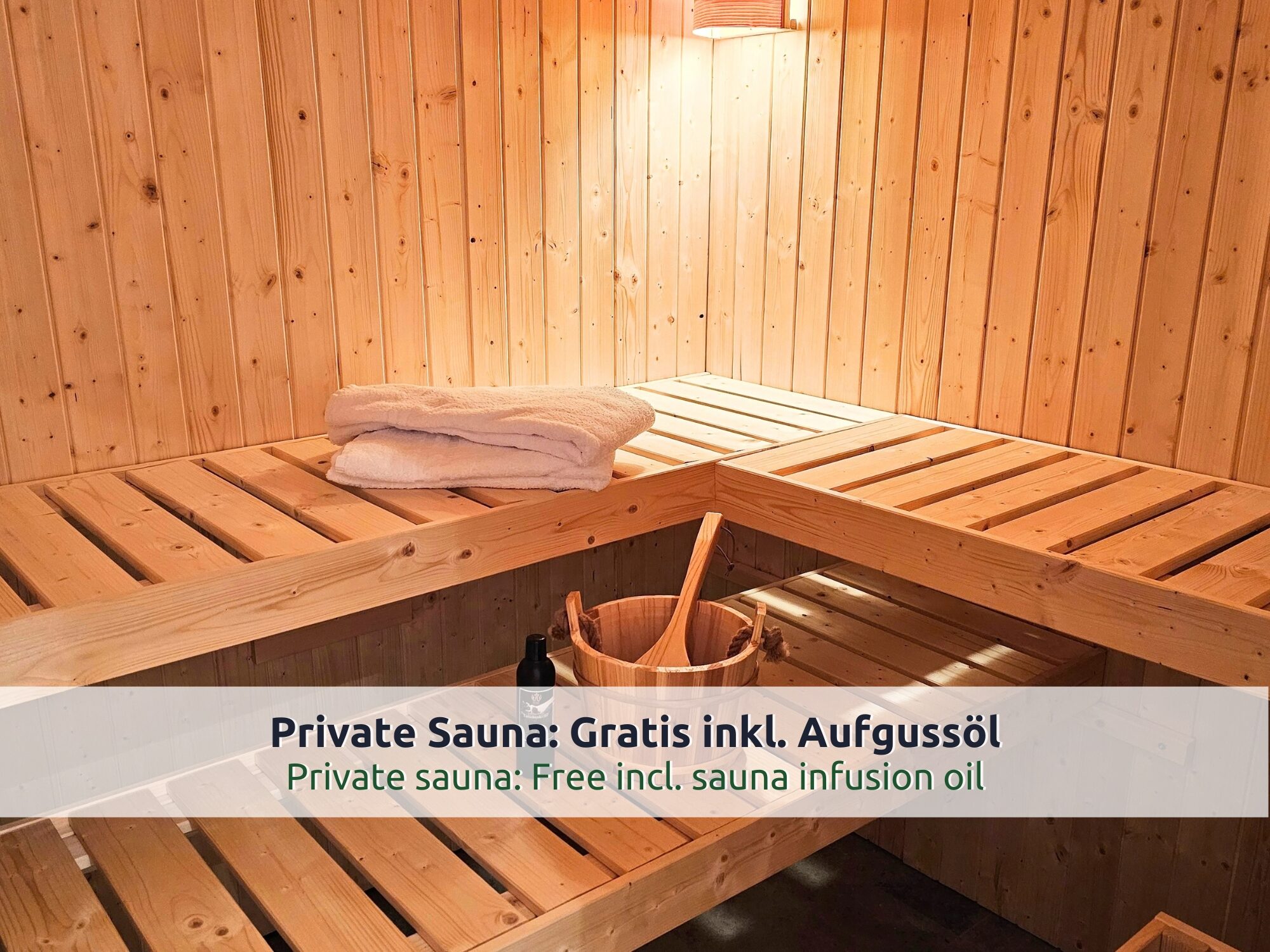 Chalet Reit im Winkl: private Sauna mit Bänken auf zwei Ebenen, Aufgusseimer, Aufgussmittel und Handtüchern