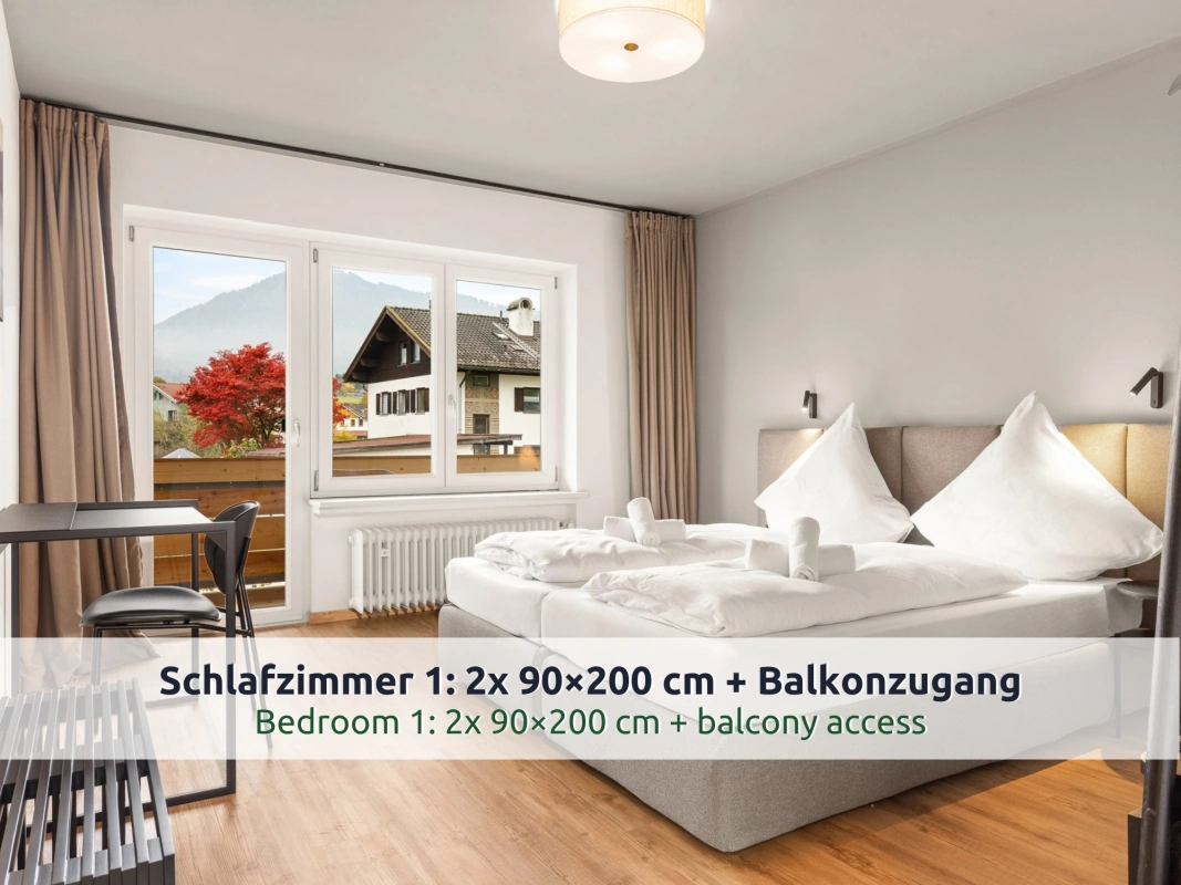 10 Ferienhaus Ruhpolding: Schlafzimmer mit zusammengeschobenen Betten, Schreibtisch und bodentiefen Fenstern zum Balkon