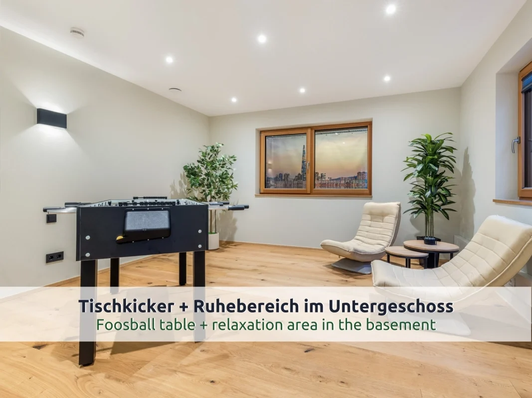 Chalet Reit im Winkl: Tischkicker und zwei Relaxsessel im Saunaruheraum im Untergeschoss