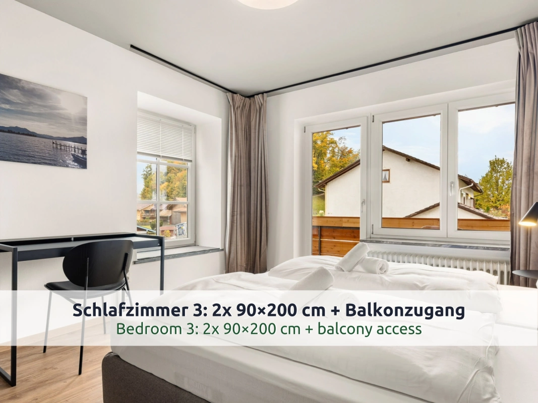 12 Ferienhaus Ruhpolding: drittes Schlafzimmer mit zwei Betten, schwarzem Schreibtisch und Seebild an der Wand
