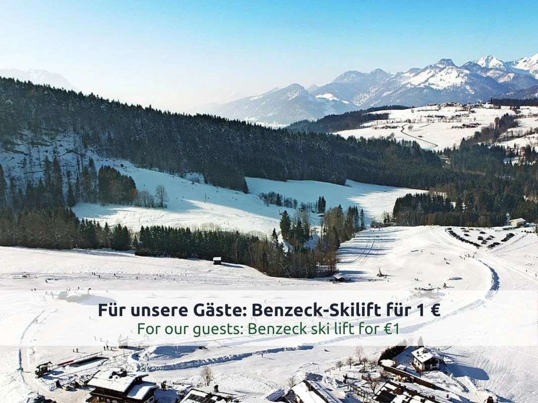 Luftbild vom Skigebiet Benzeck bei Reit im Winkl im Winter mit Übungshängen, Schleppliften und Loipenspuren im Tal