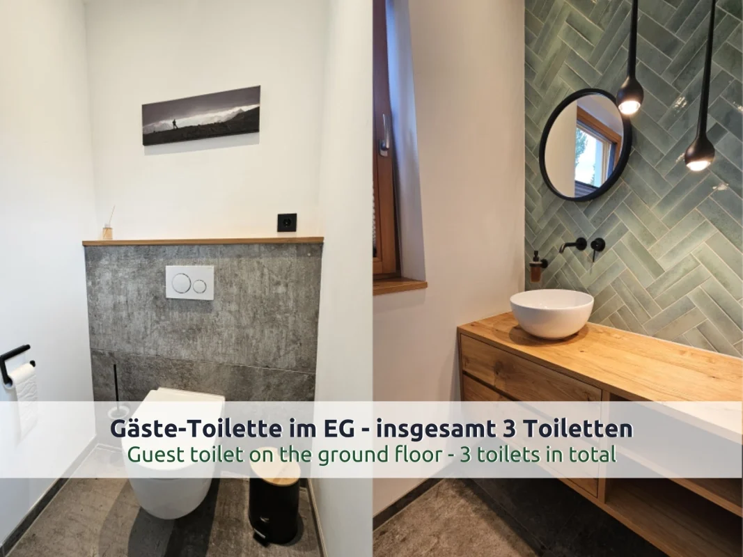 Chalet Reit im Winkl: Gäste-WC mit Holzwaschtisch, runder Schale, grünen Fischgrätfliesen und rundem Spiegel