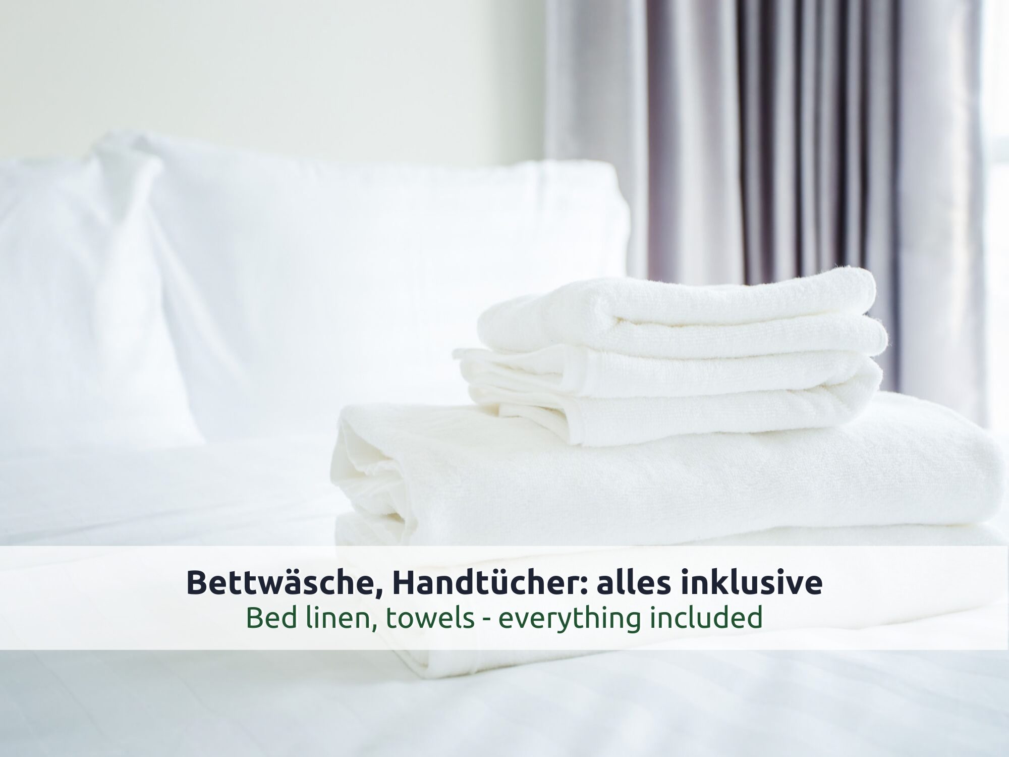 Chalet Reit im Winkl: gefaltete weiße Handtücher auf einem frisch bezogenen Bett, im Hintergrund ein Vorhang