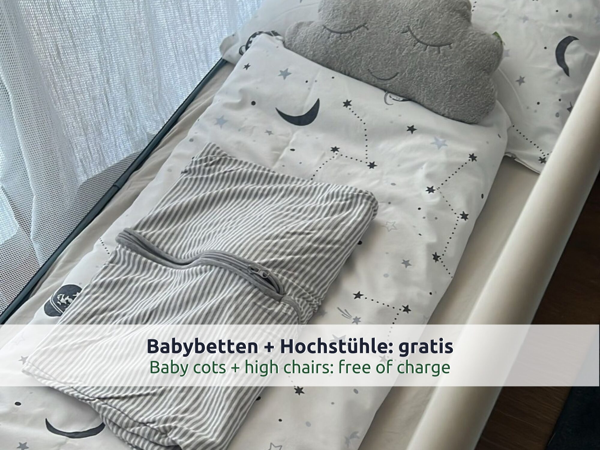 Chalet Reit im Winkl: Kinderreisebett mit Sternen- und Mondbettwäsche, Wolkenkissen und gestreiftem Schlafsack