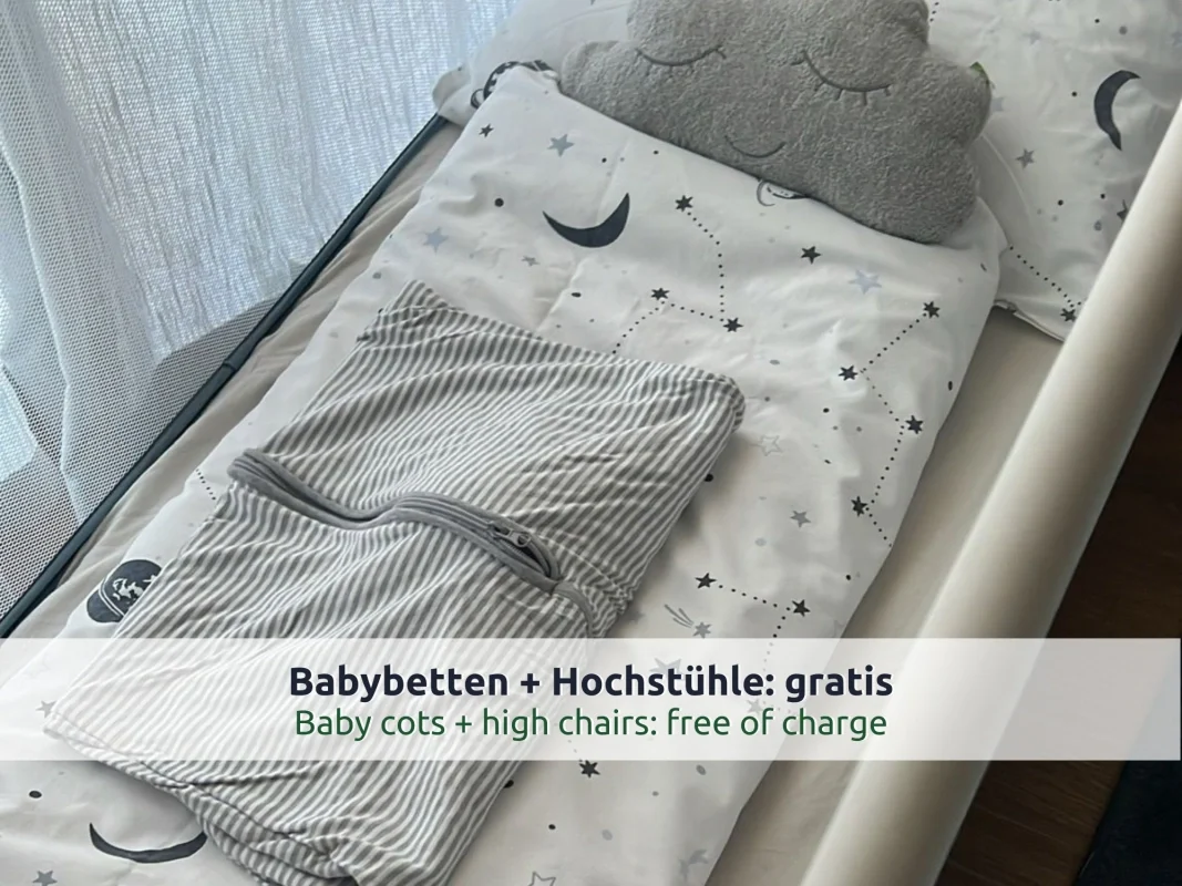 Chalet Reit im Winkl: Kinderreisebett mit Sternen- und Mondbettwäsche, Wolkenkissen und gestreiftem Schlafsack