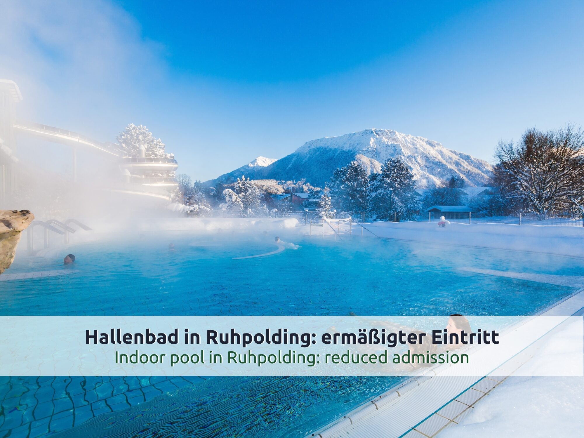 Ausflugsziel Vita Alpina in Ruhpolding: dampfendes Außenbecken im Winter mit Rutsche und verschneiten Bäumen